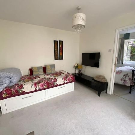 Cosy Apartment With Private Access And Kitchenette In Guildford (Adults Only) Worplesdon Dış mekan fotoğraf