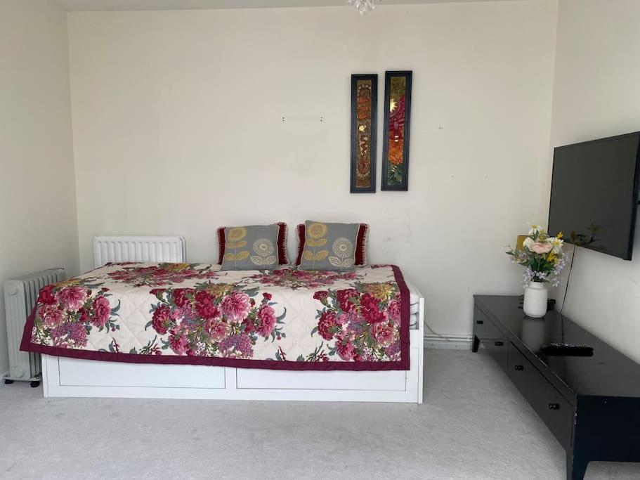 Cosy Apartment With Private Access And Kitchenette In Guildford (Adults Only) Worplesdon Dış mekan fotoğraf
