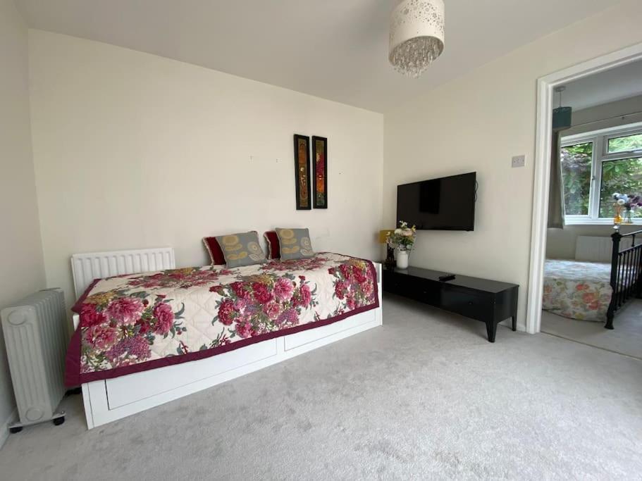 Cosy Apartment With Private Access And Kitchenette In Guildford (Adults Only) Worplesdon Dış mekan fotoğraf