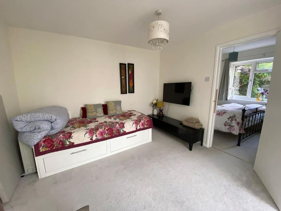 Cosy Apartment With Private Access And Kitchenette In Guildford (Adults Only) Worplesdon Dış mekan fotoğraf